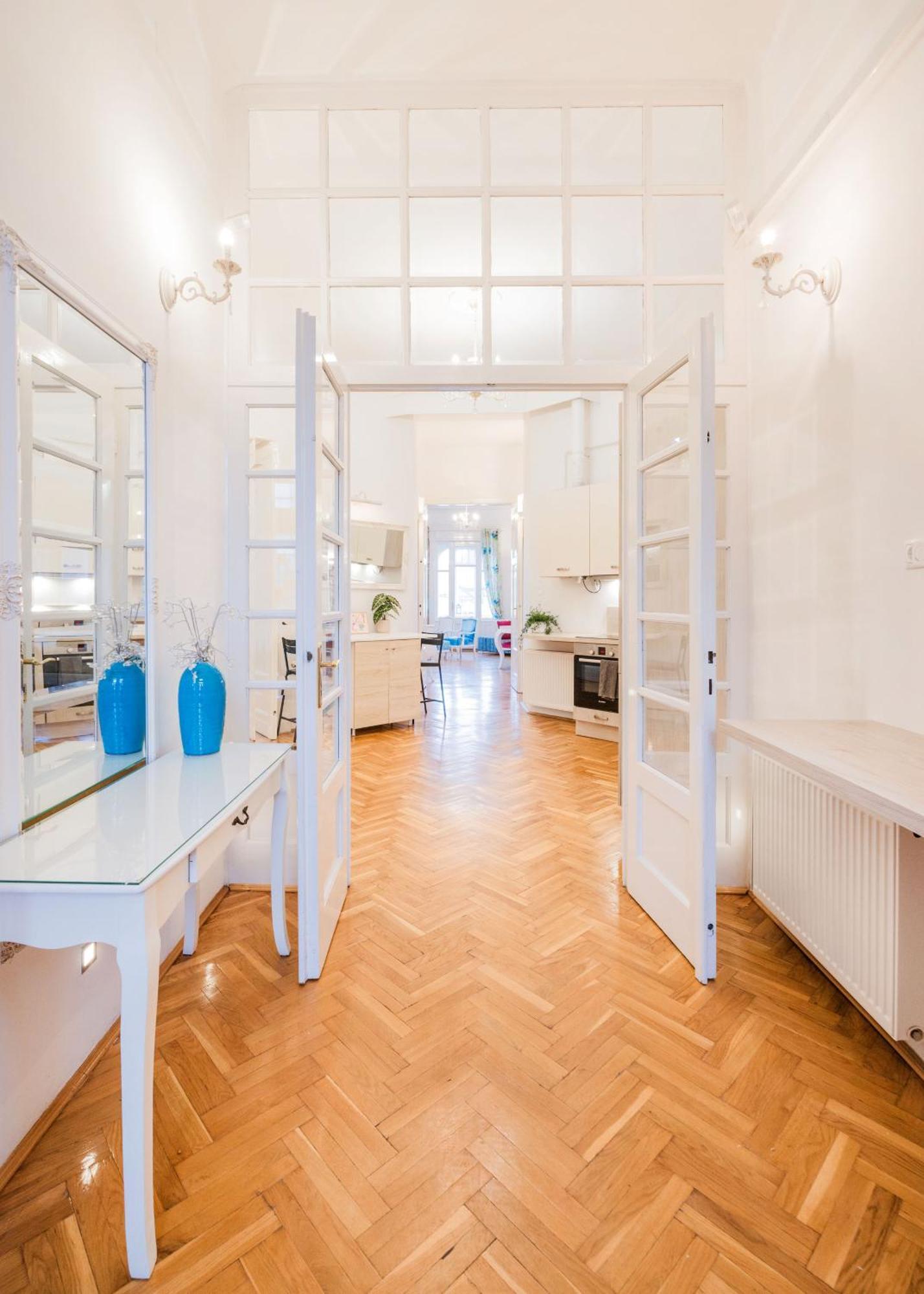 Amazing View Designer With Sauna And Jacuzzi 3 Min To Opera House Apartment Budapest